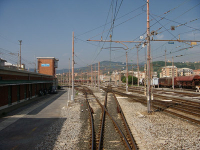 Disagi alla circolazione ferroviaria per l'incidente al treno merci a La Spezia: tecnici al lavoro