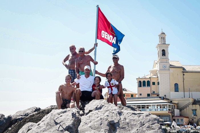 Non sventola più la bandiera genoana sullo scoglio di Boccadasse: rimossa dopo un esposto