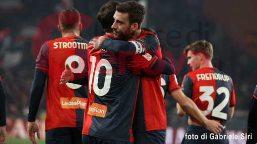 Aramu e Bani si abbracciano: sono loro i due protagonisti del match (foto di Gabriele Siri)