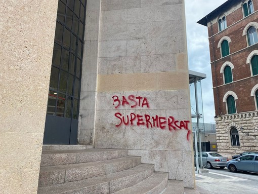 “Basta supermercati”: la scritta con vernice rossa sulla facciata dell’ex Mercato del Pesce