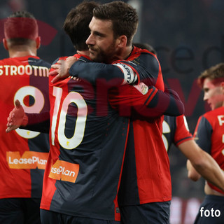 Aramu e Bani si abbracciano: sono loro i due protagonisti del match (foto di Gabriele Siri)