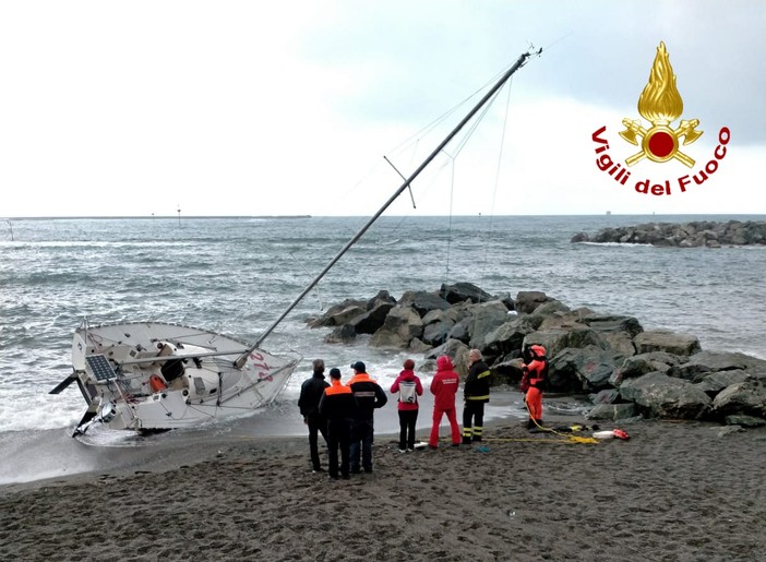 Pegli, due squadre dei vigili del fuoco per il naufragio della barca di ieri pomeriggio