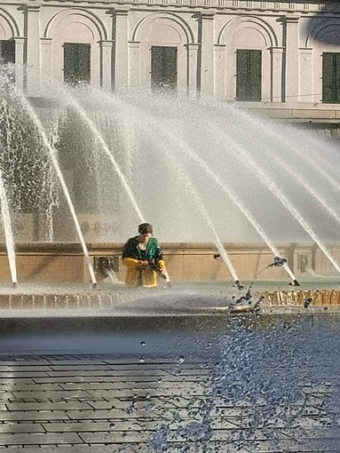 Blanca sfida il freddo e si avventura nella fontana di piazza De Ferrari