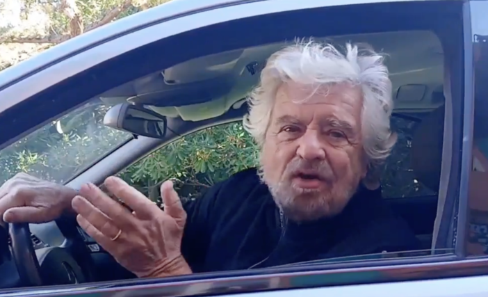 Beppe Grillo al volante di un carro funebre: “Il Movimento 5 Stelle è morto”