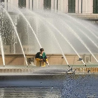 Blanca sfida il freddo e si avventura nella fontana di piazza De Ferrari