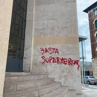 “Basta supermercati”: la scritta con vernice rossa sulla facciata dell’ex Mercato del Pesce