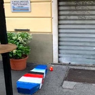 Indignazione social per una bara e un lumino davanti la targa che ricorda capo ultrà della Samp