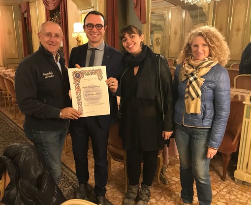 Il Presidente Provinciale UNCI Cav. Danilo Francesco Guerini Rocco consegna al Socio Carlo Maria Balzola la pergamena di appartenenza alla presenza della moglie Chiara Picolo e del Responsabile Donne UNCI Dott.sa Giancarla Mantegazza