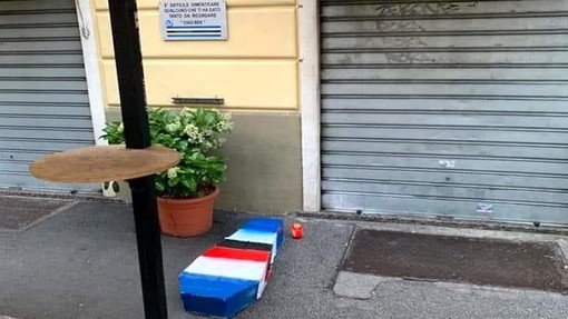 Indignazione social per una bara e un lumino davanti la targa che ricorda capo ultrà della Samp