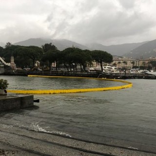 Rapallo, macchia oleosa alla foce del Boate, il Comune: &quot;Per il momento nessun divieto di balneazione&quot;