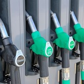 Boom costo dei carburanti: sui prezzi alle pompe l'occhio della Guardia di Finanza