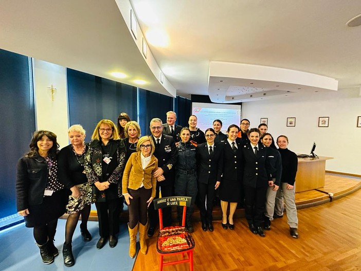 La sedia rossa contro la violenza di genere presso la Sala “7 Maggio” della Capitaneria di Porto di Genova