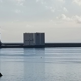 Choc a Ponente: la nave dei cassoni della diga è arrivata al porto di Pra', contrariamente a ogni impegno. Servono spiegazioni immediate