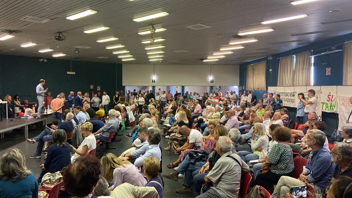 Opposizione abbandona l'aula durante il minuto di silenzio per la morte di Berlusconi, polemiche a Sampierdarena