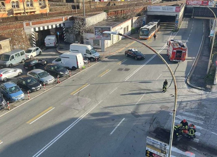 Multedo, strada interrotta per fuga di gas. Vigili del fuoco in azione