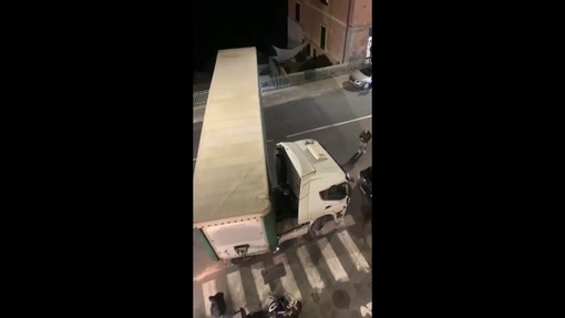 Imprudente inversione a U, camion incastrato nella notte a Murcarolo