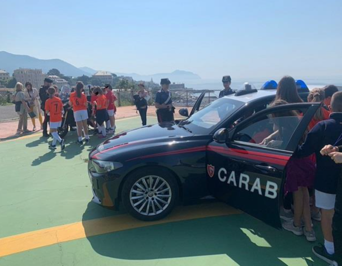 Gli studenti delle scuole primarie visitano il Comando Provinciale dei Carabinieri