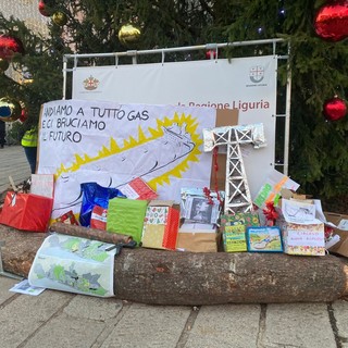 “Ecco il mio regalo per Bucci”: i pacchi dei Comitati sotto l’albero di piazza De Ferrari