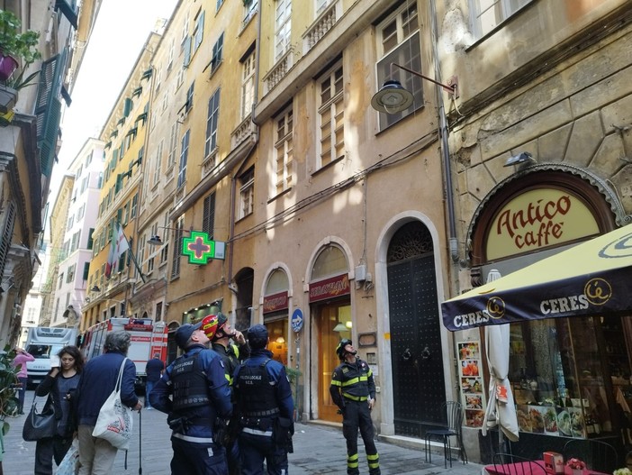 Crollano calcinacci da un cornicione di via Lomellini, intervento dei Vigili del Fuoco (Video)