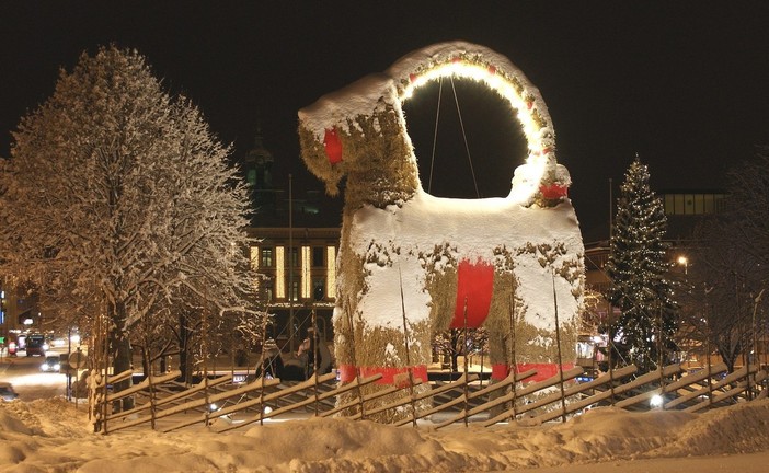 Babbo Natale a cavallo di una capra, streghe che rubano gli stracci e tutti a messa sui pattini: come si festeggia il Natale nel mondo