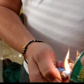 Un barattolo riempito con cartone e cera, ecco le candele 'magiche' per scaldare le famiglie ucraine (Video)