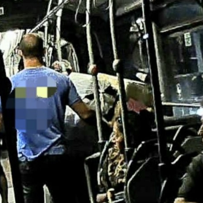 Sul bus con i carrelli della spesa pieni, intervento della polizia sulla linea 9