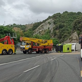 Camion ribaltato sulla A10 tra Varazze e Arenzano: mezzo pesante spostato per far defluire il traffico (FOTO)