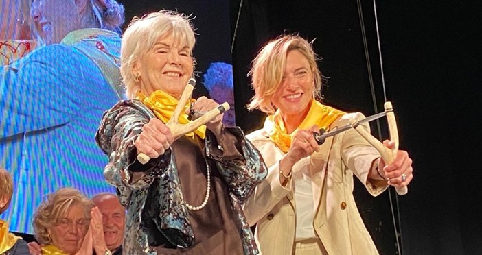 Caterina Caselli e Anna Foglietta premiate con la Fionda 2024: ora sono due splendide Fieue di caruggi