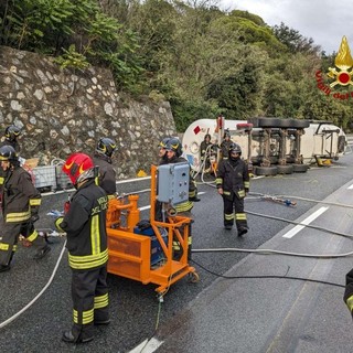 Cisterna ribaltata sulla A10, rimosso lo scambio di carreggiata tra Celle e Arenzano