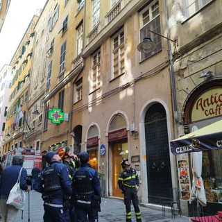 Crollano calcinacci da un cornicione di via Lomellini, intervento dei Vigili del Fuoco (Video)