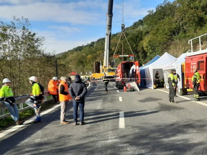 Crollo del viadotto sulla A6, aperto il fascicolo contro ignoti. Per la riapertura ipotesi 4 mesi