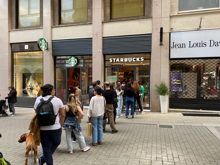 E' ancora febbre da Starbucks: code a una settimana dall'apertura