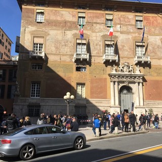 Prosegue la protesta delle categorie economiche in ginocchio per il Covid: presidio di fronte alla Prefettura