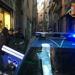 Provano furto in un negozio in via Pré di notte: due arresti