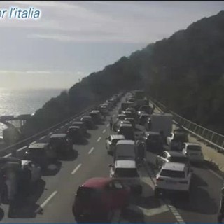 Caos in A10, la Regione attacca Autostrade: “Superficialità nella gestione dei cantieri”