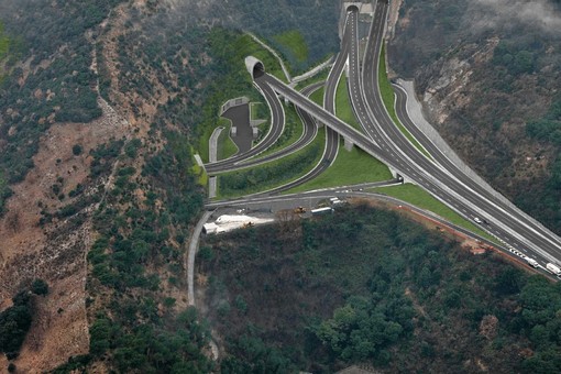 Spunta un cantiere vicino alla A12, sono iniziati i lavori per la prima galleria della Gronda