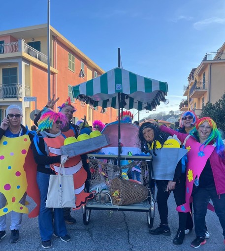 Carnevale del Golfo, grande festa a Bergeggi con i carri che sfilano per il paese (FOTO)