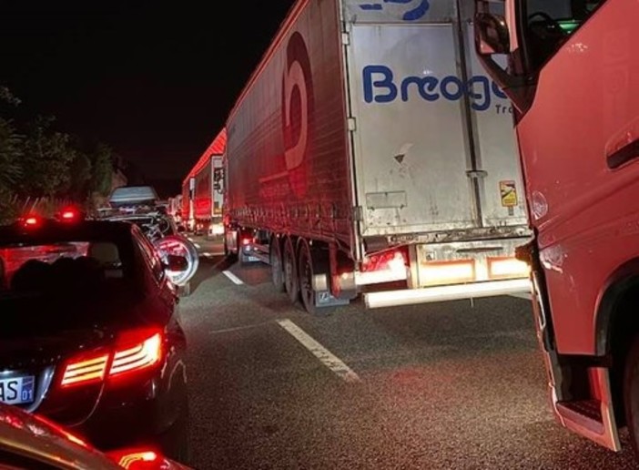 Autostrada A12, perde il controllo della moto: morto motociclista cinquantunenne