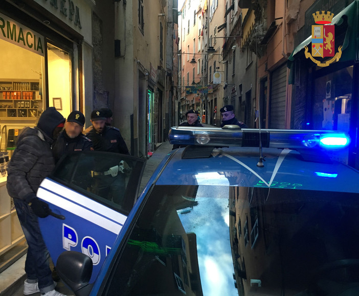 Provano furto in un negozio in via Pré di notte: due arresti