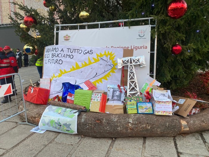 “Ecco il mio regalo per Bucci”: i pacchi dei Comitati sotto l’albero di piazza De Ferrari