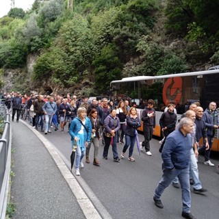 Minori non accompagnati, a San Desiderio il corteo dei residenti (foto)