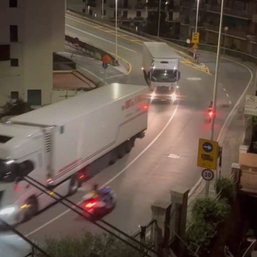 Nervi: tir non rispettano il divieto di transito sul viadotto di corso Europa (foto)