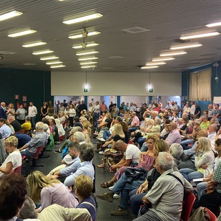 Opposizione abbandona l'aula durante il minuto di silenzio per la morte di Berlusconi, polemiche a Sampierdarena