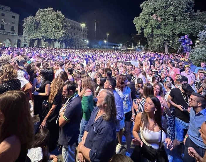 Piazza della Vittoria, in quarantamila per assistere al concerto 105 Summer Festival
