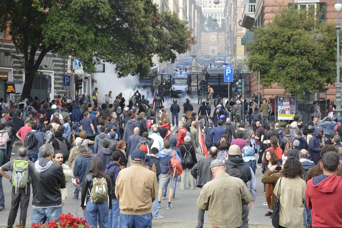 Comizio di Casa Pound, tutte le immagini degli scontri fra antifascisti e forze dell'ordine (VIDEO e FOTO)