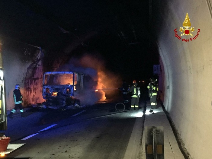 Camion in fiamme in galleria: soccorsi alle prese con la nube di fumo per salvare gli intossicati (VIDEO)