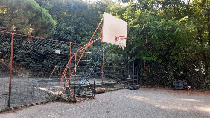 Pegli, sopralluogo del Comune al campetto da basket destinato a diventare parcheggio