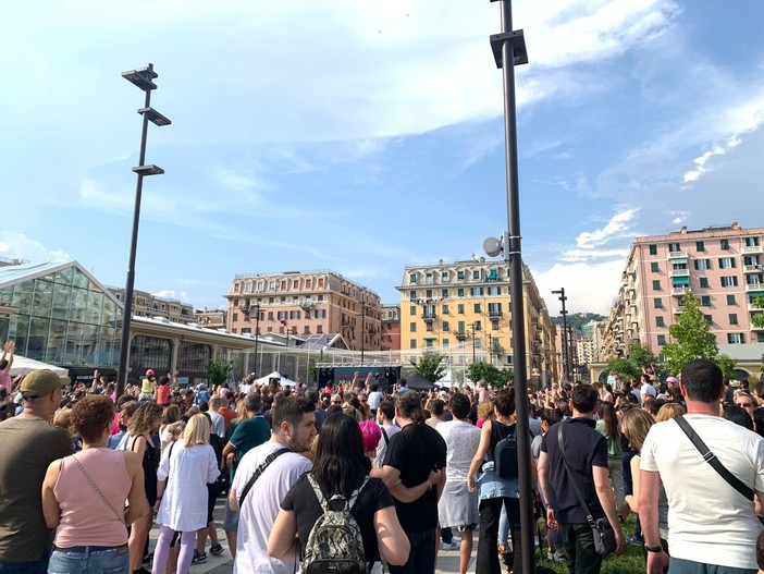 Folla al Mercato di corso Sardegna per il concerto di Cristina D'Avena