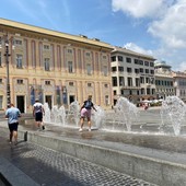 Caldo, Liguria tra afa e sole: risalgono le temperature ma al momento al riparo da bollini per rischio sanitario