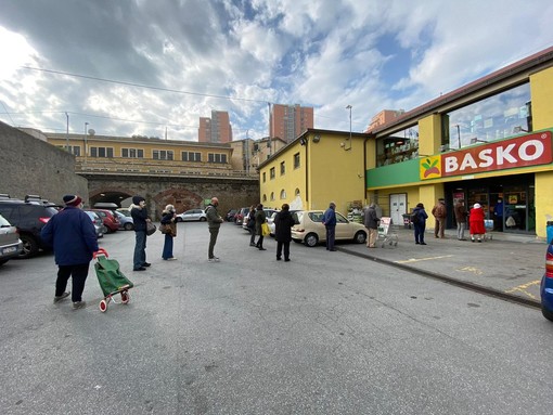 Spettro lockdown più stretto: torna la corsa ai supermercati (FOTO)